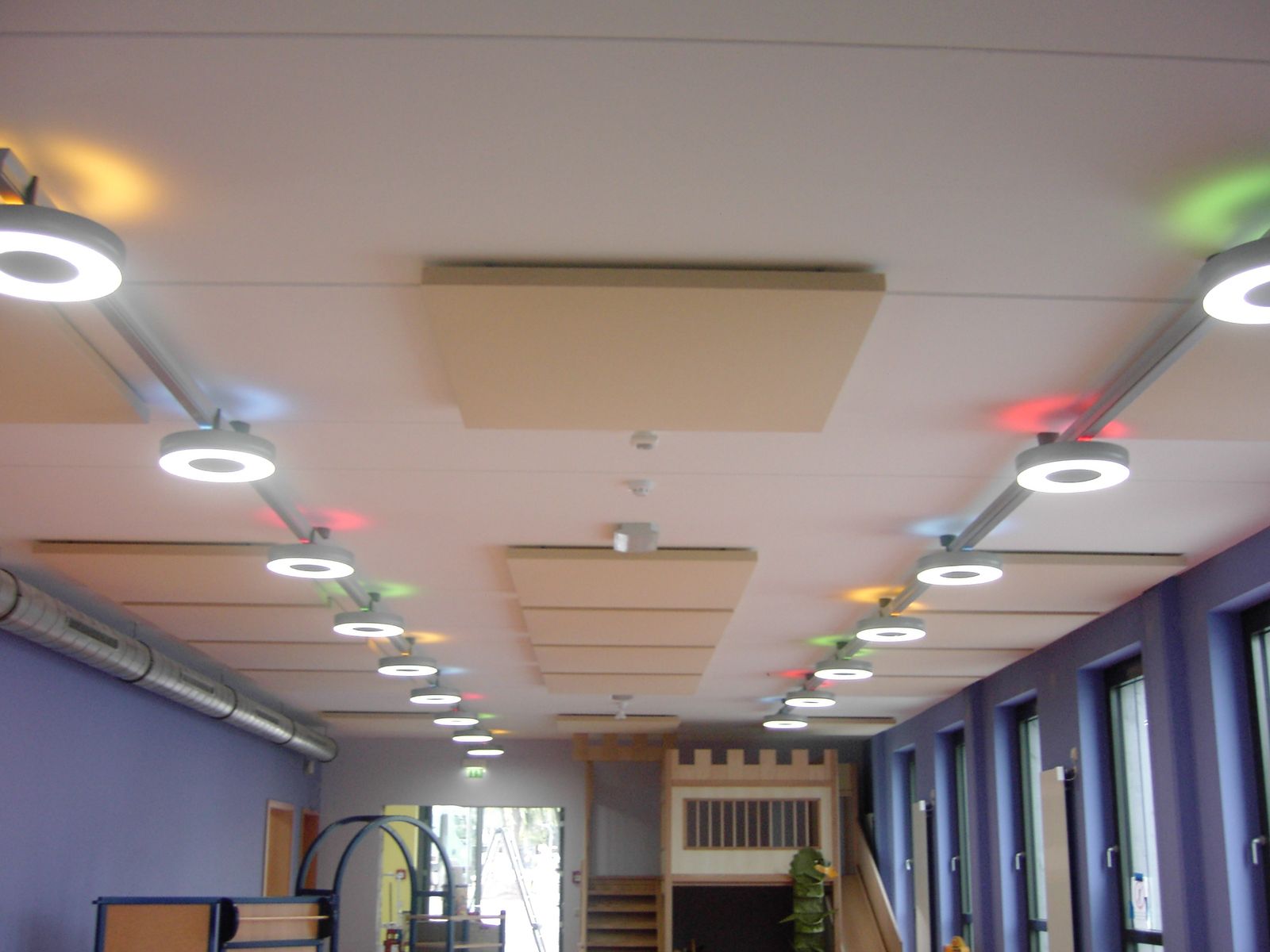 Deckenabsorber in einem Mehrzweckraum mit Kletterwand