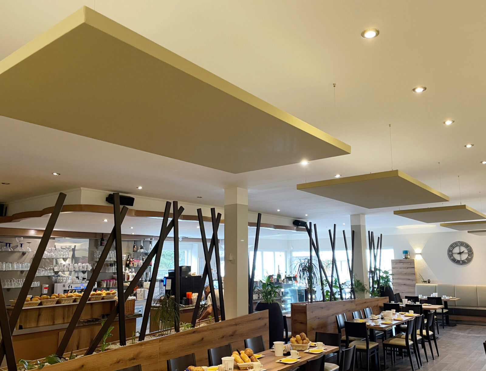 Deckensegel über dem Gastraum eines Cafés