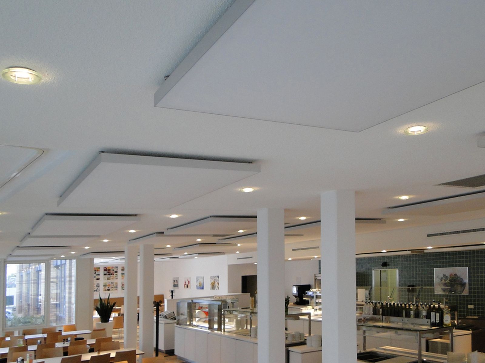 Kantine mit Deckenabsorbern über Ausgabetheke und Sitzbereich