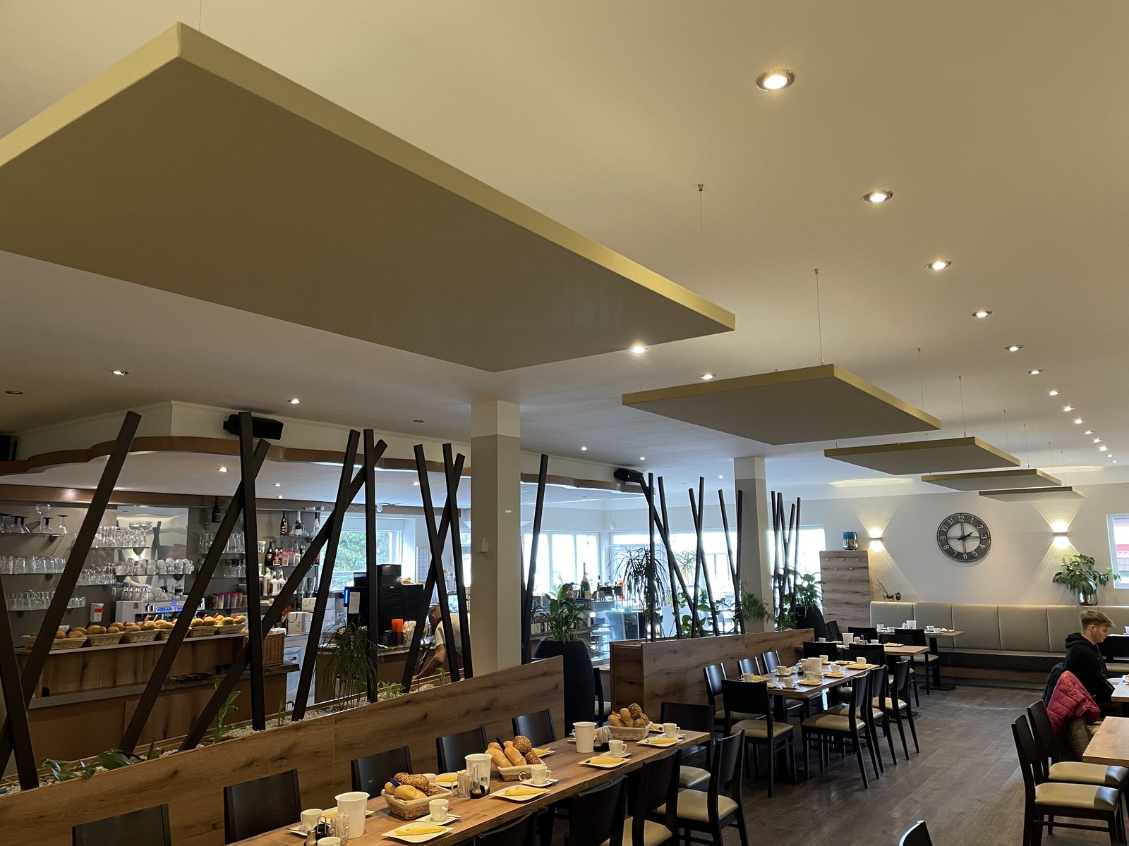 Betriebsrestaurant mit großflächigem Deckensegel über dem Gastraum