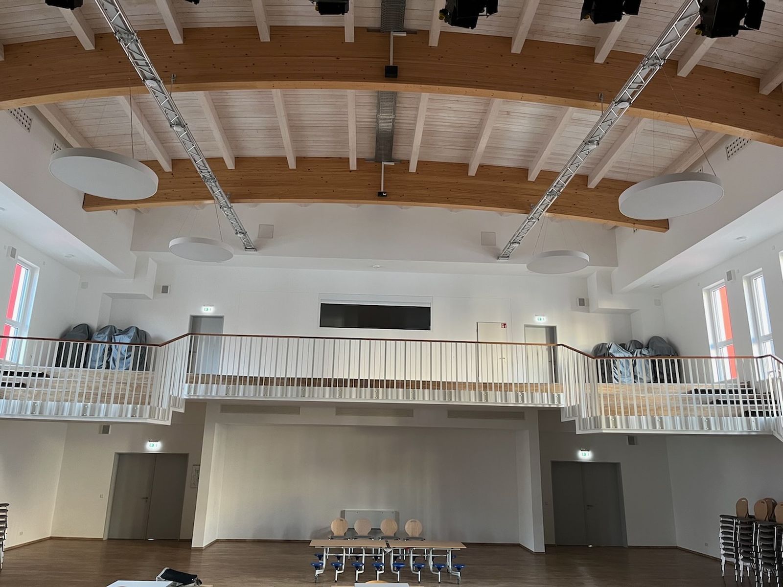 Veranstaltungssaal mit Holzdecke, Bühne und umlaufender Empore