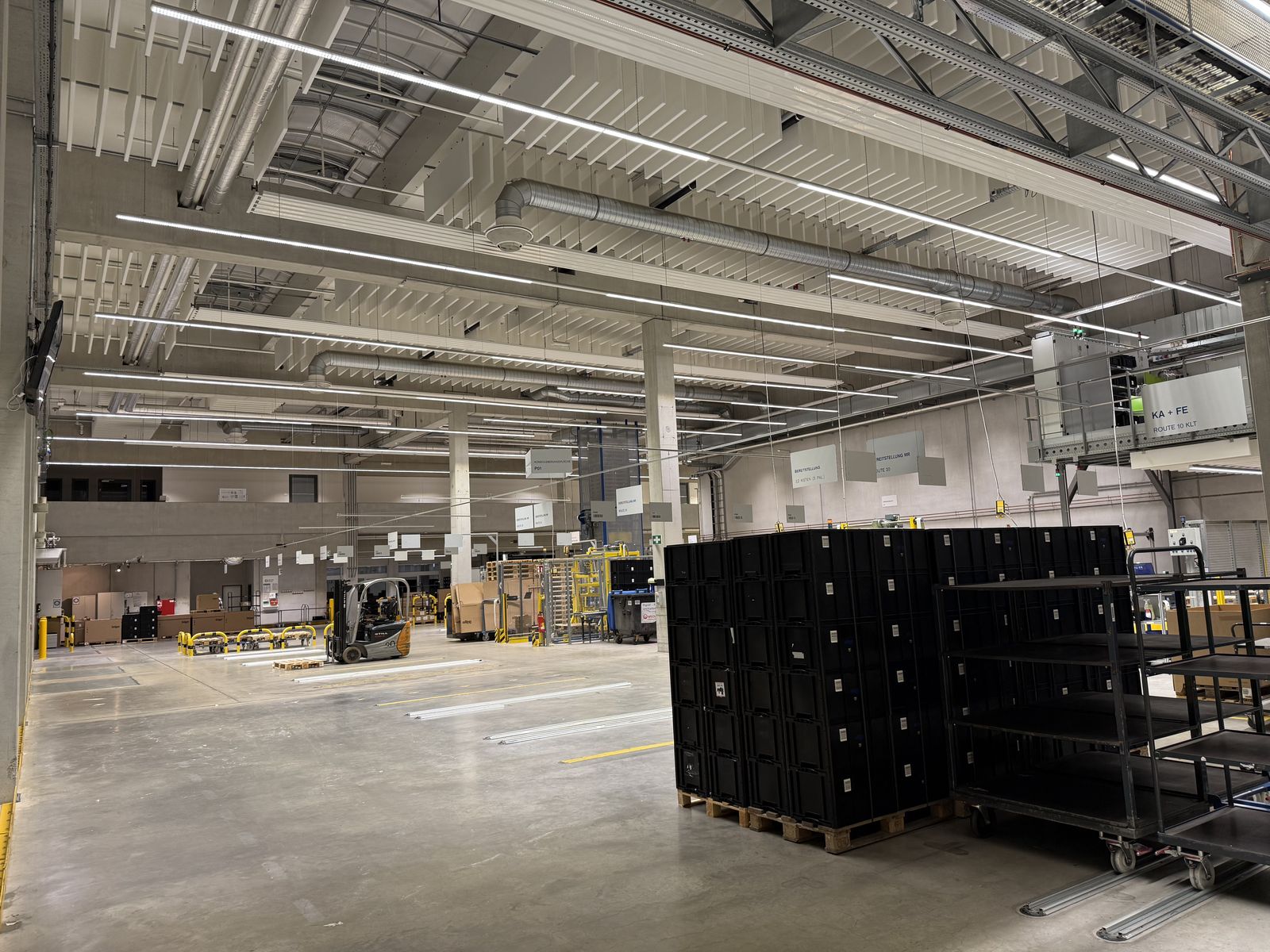 Palettenlager mit hoher Halle und abgehängten Absorbern
