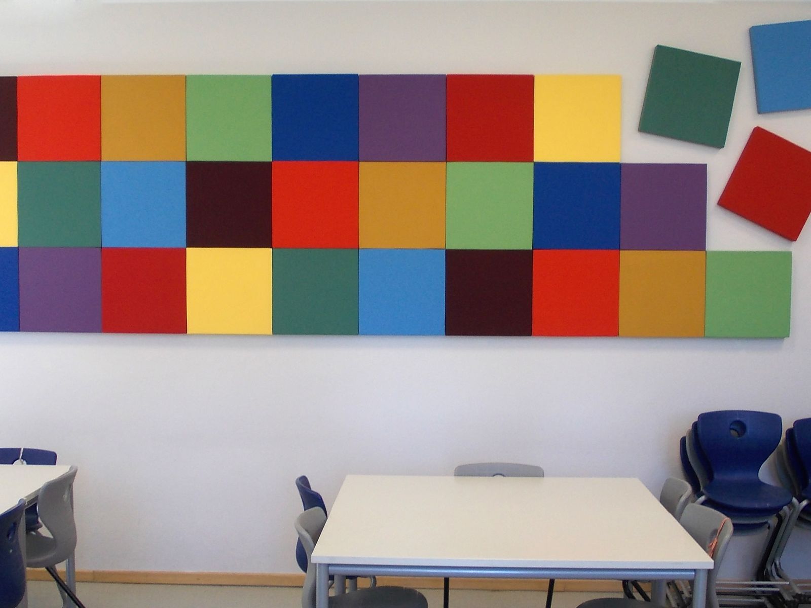 Bunte quadratische Wandabsorber im Speiseraum der Schule