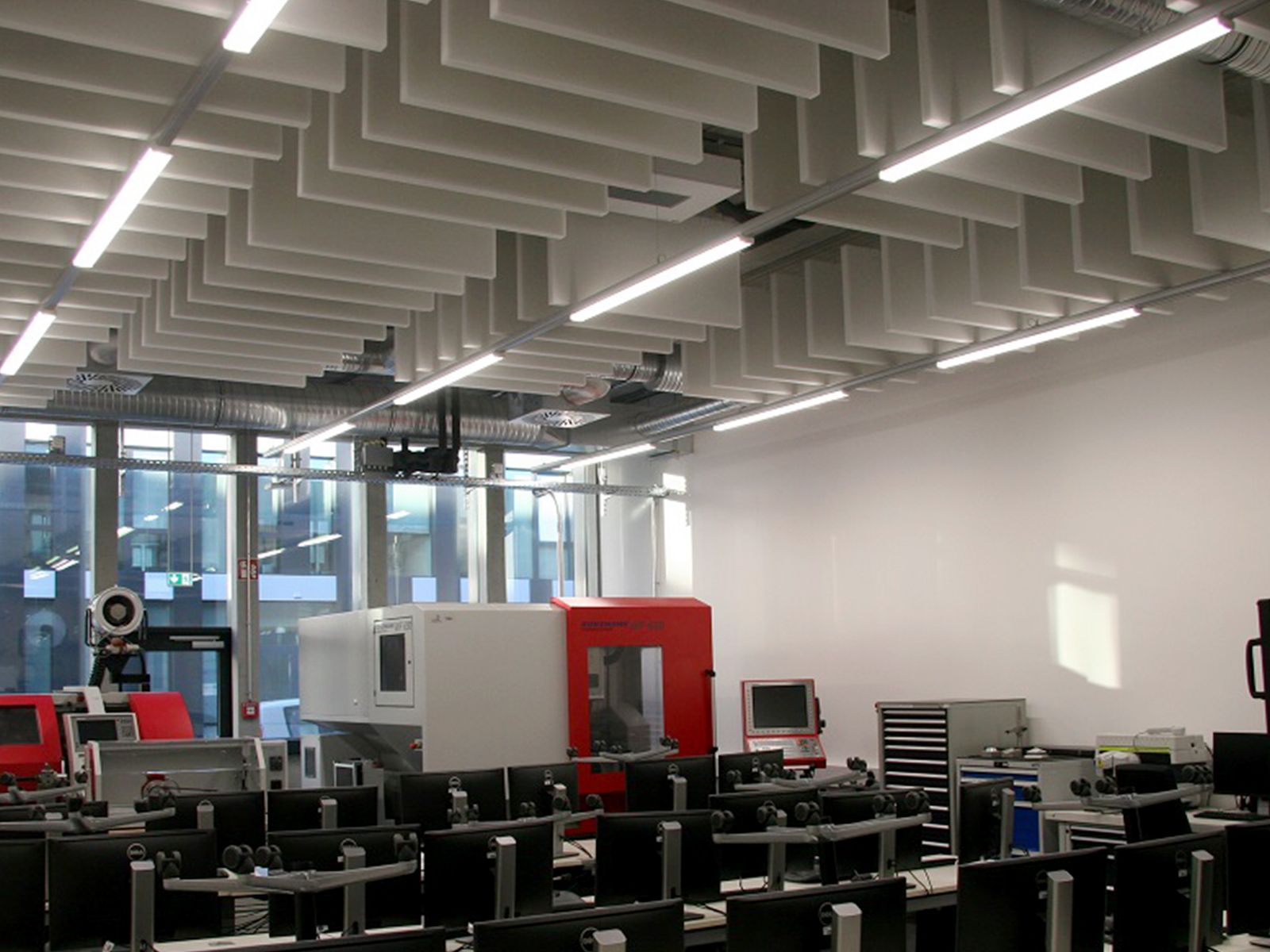 Baffeln über CNC-Maschinen und Bedienplätzen