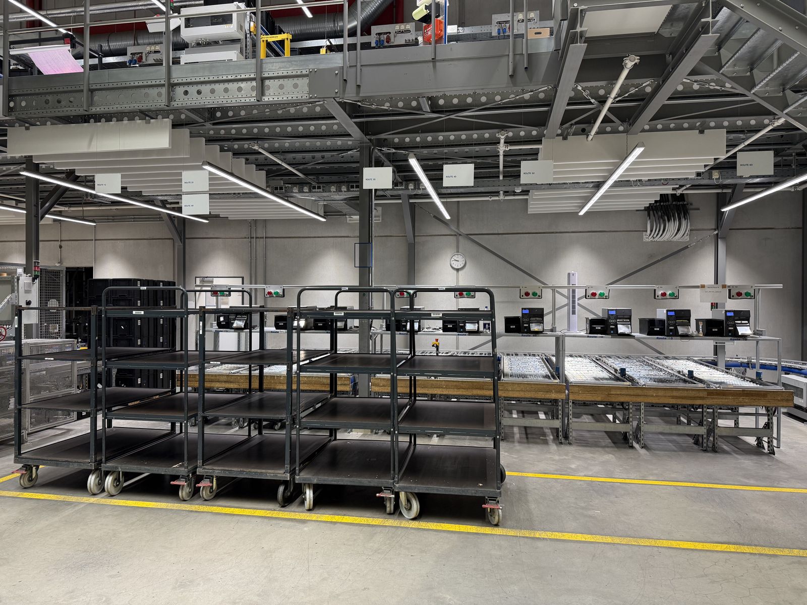 Rollwagen und Umschlagfläche unter absorbierender Hallendecke