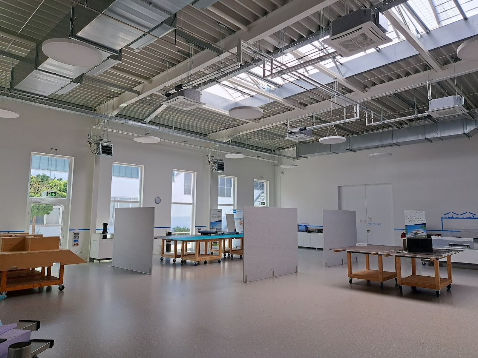 Runde Deckensegel unter der offenen Decke eines großen Fachraums