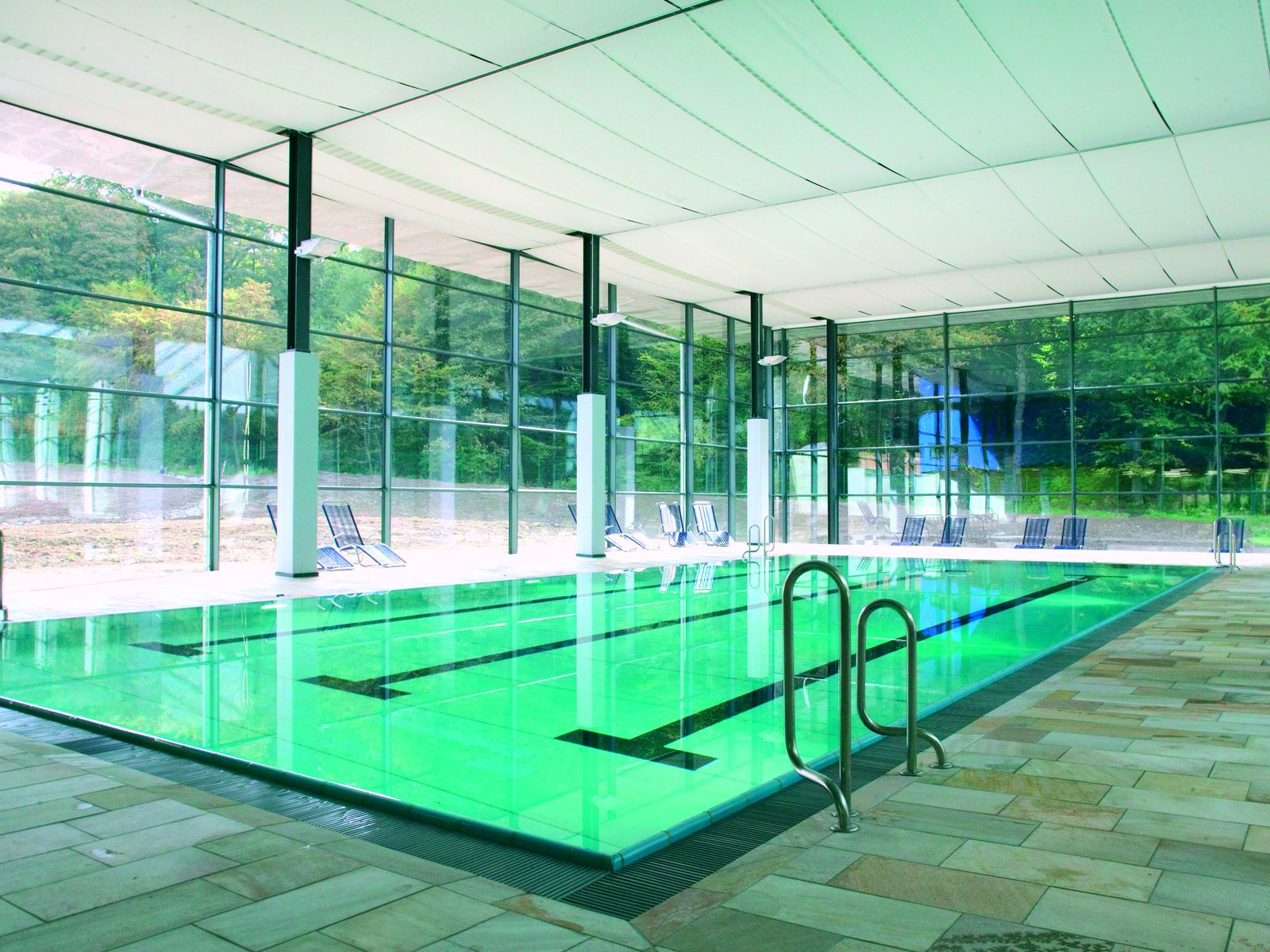 Schwimmhalle mit Absorberdecke über dem Sportbecken