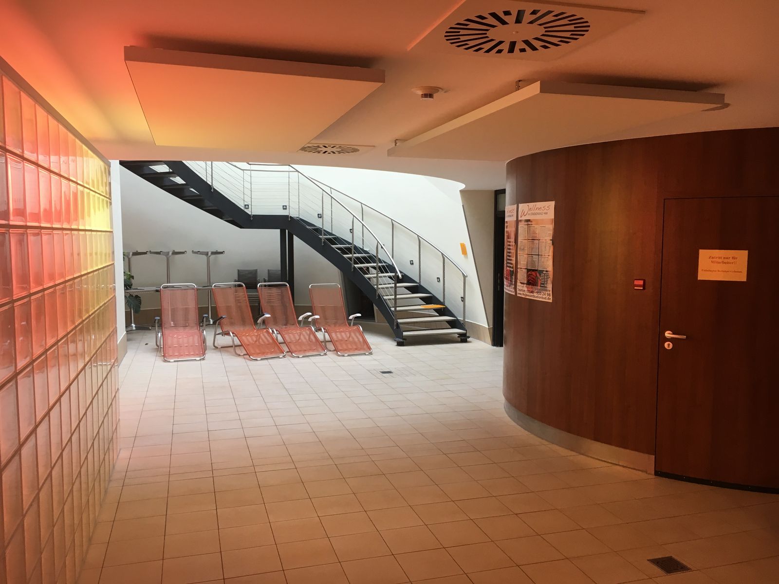Ruhebereich mit Liegen und Deckenabsorbern im Wellnessbereich