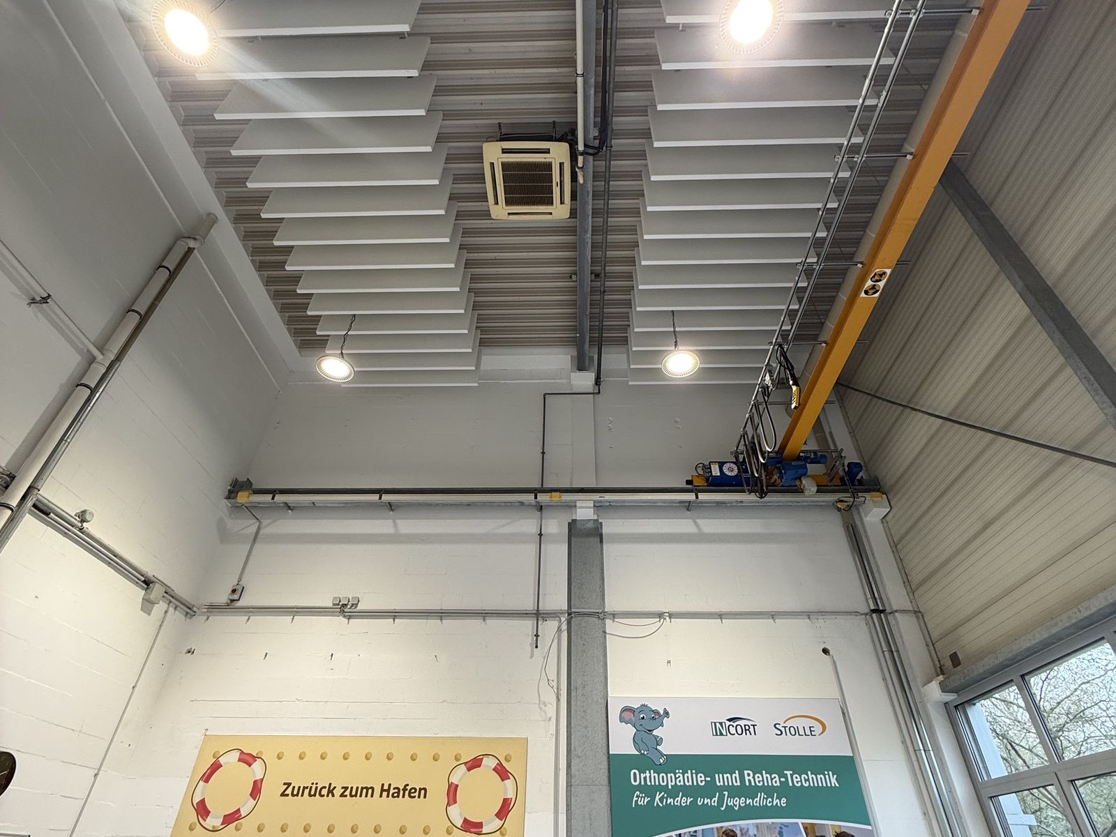 Deckenabsorber zwischen den Bindern einer Halle mit Laufkran