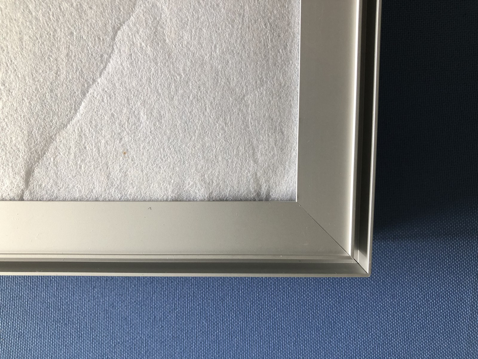 Aluminium-Rahmenprofil mit eingelegtem Akustikvlies im Detail