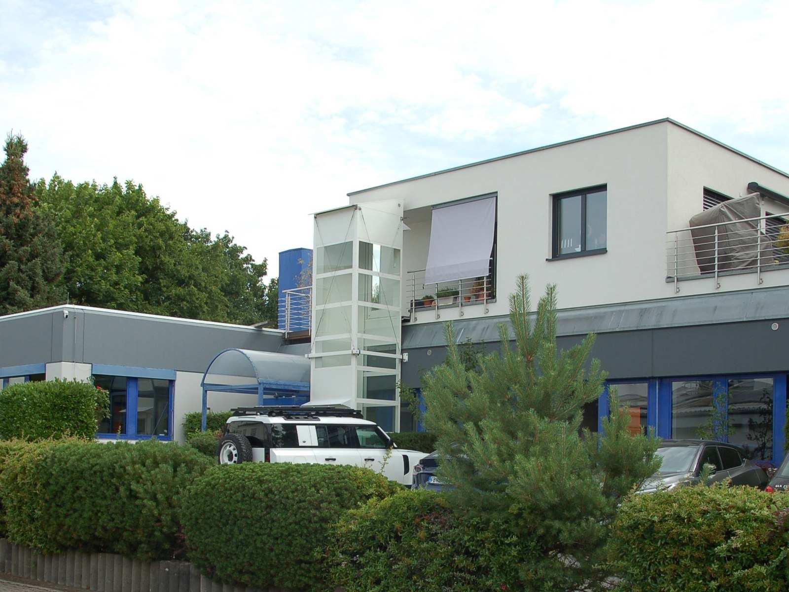 Firmensitz von raumAKUSTIKS in Egelsbach: Verwaltungs- und Fertigungsgebäude mit blauer Fassade