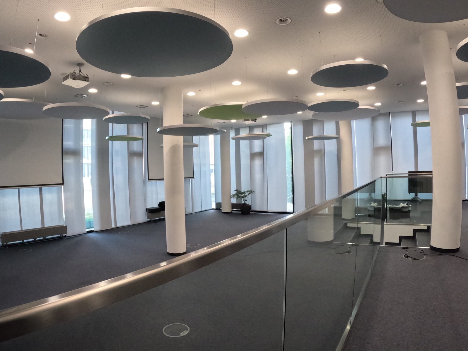 Fertig montierte Deckensegel in einem Foyer mit Säulen