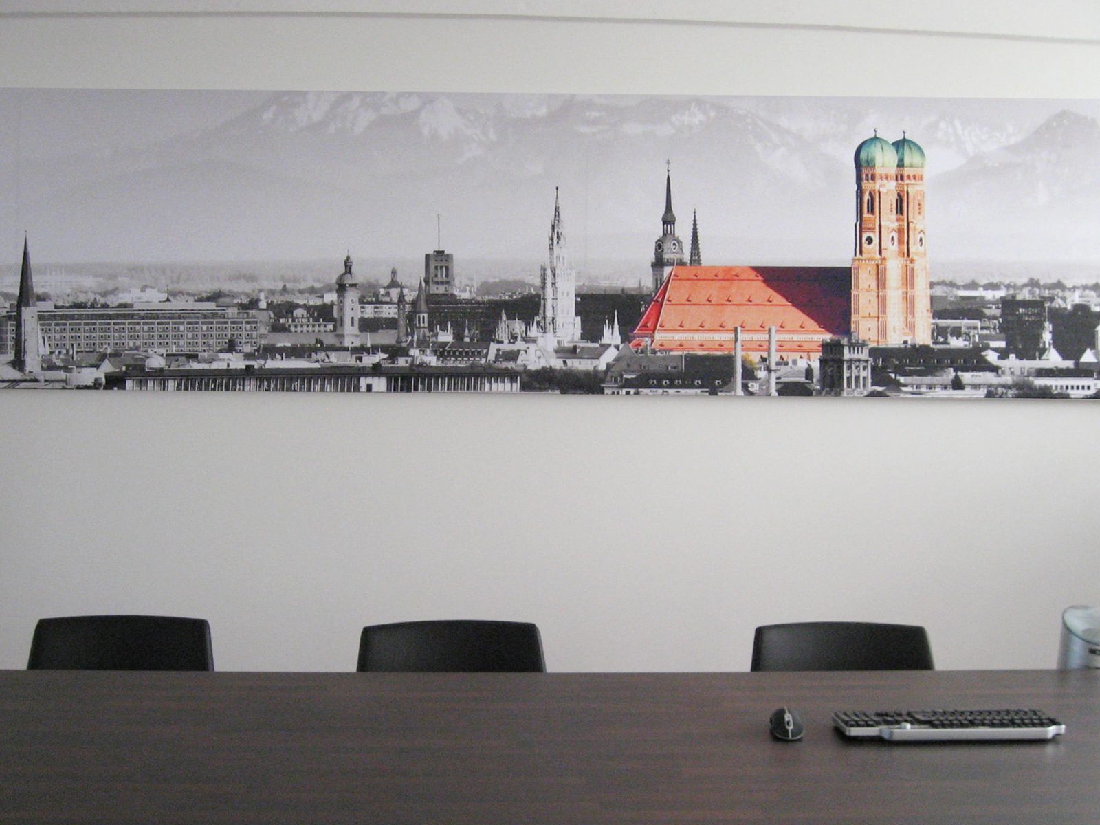 Akustikbild mit München-Skyline über einem Besprechungstisch