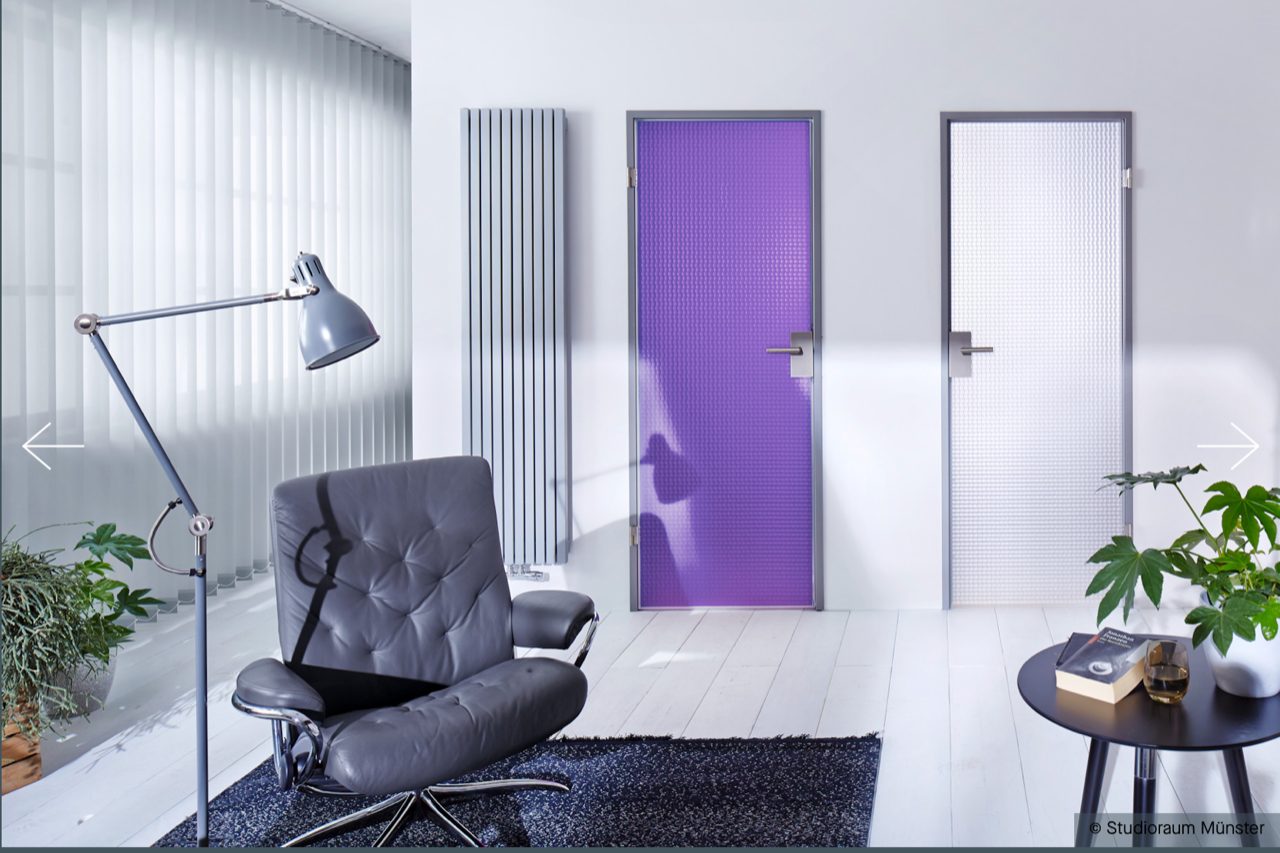 Türen mit Wabenkern in Violett und Weiß in einem Wohnraum