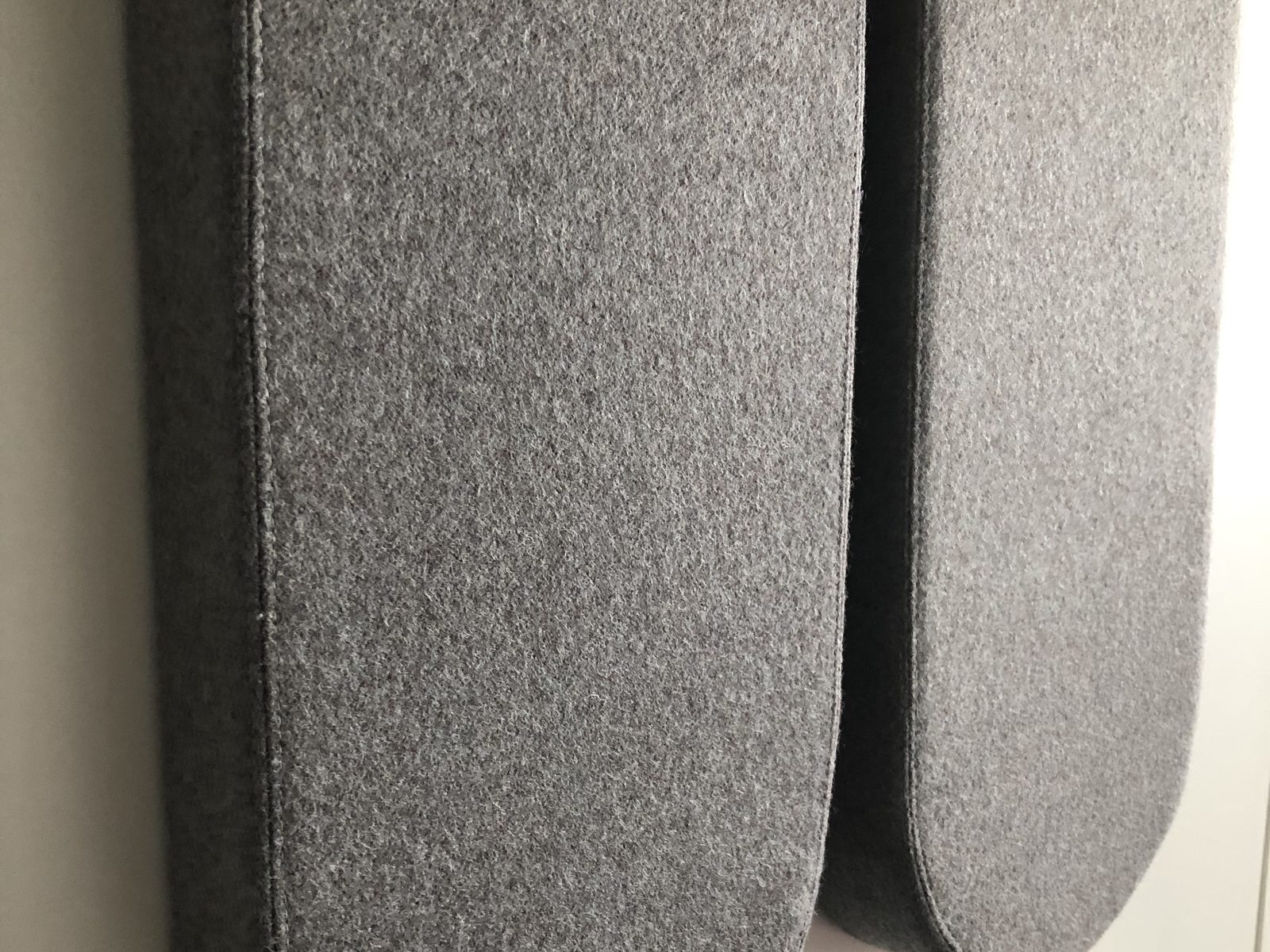 Detail der weichen Filzkante eines BRICK Wandpaneels ohne Rahmen