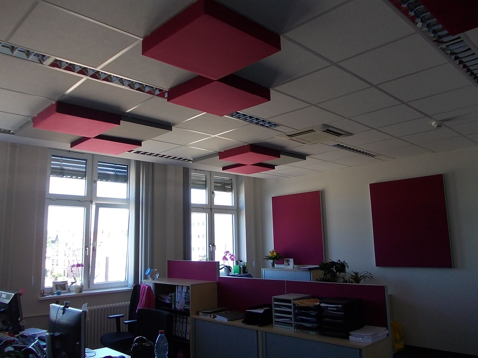 Büro mit pinkfarbenen Deckenkissen und passenden Wandabsorbern