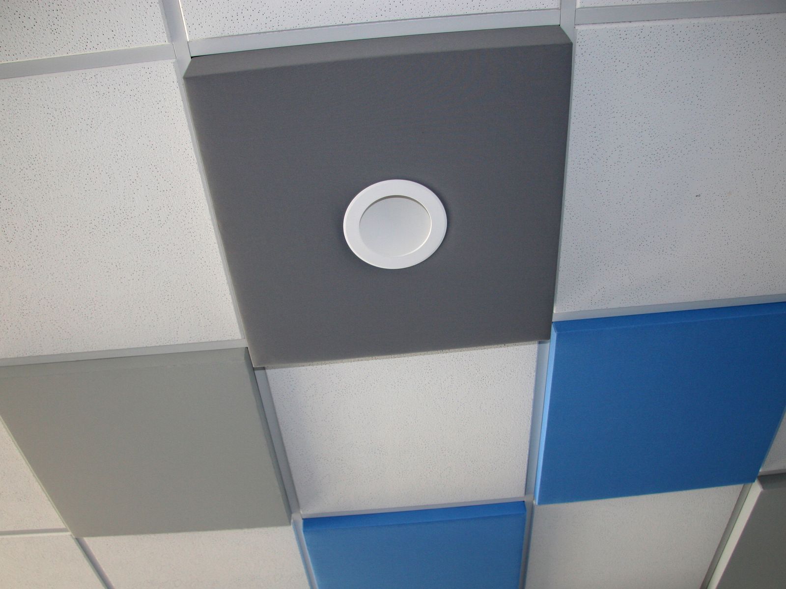 Deckenkissen mit integriertem Einbaulicht in einer Rasterdecke
