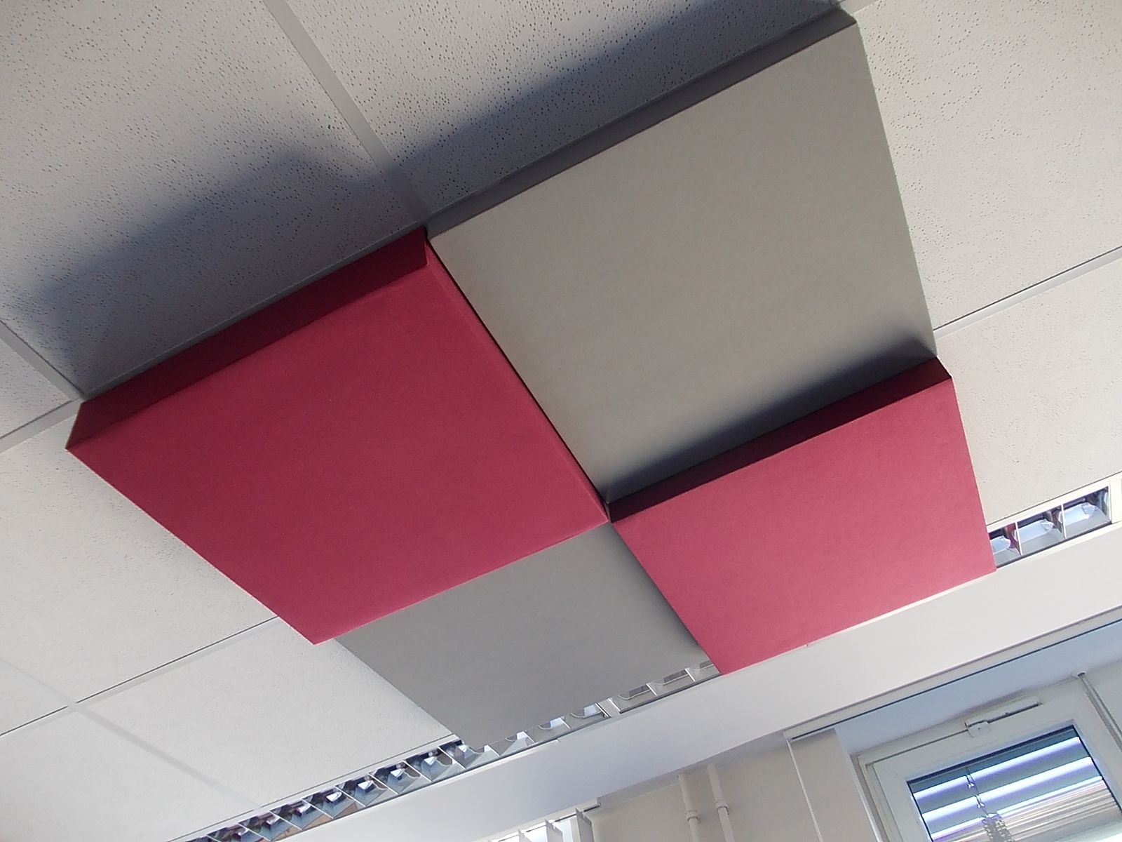 Deckenkissen in Pink und Grau, versetzt in die Rasterdecke eingelegt