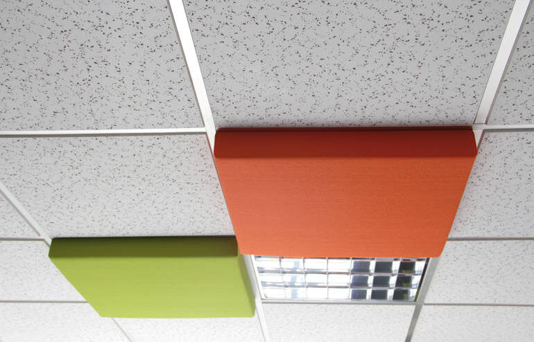 Bunte Deckenkissen zur Schallabsorption