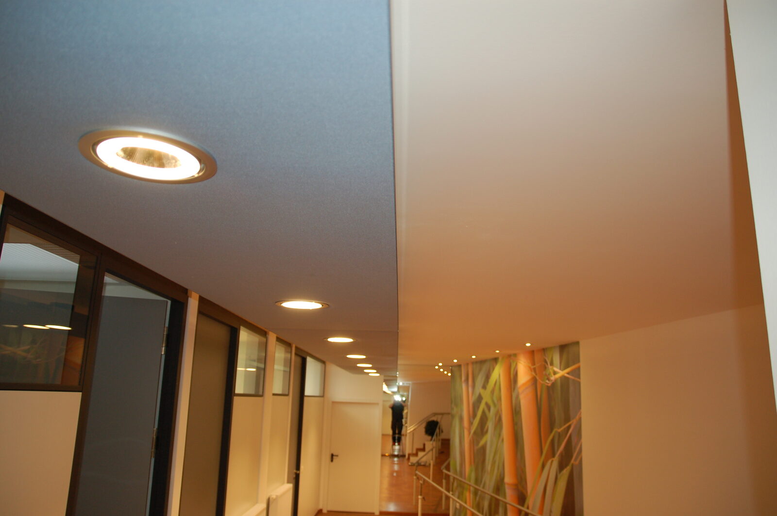 Detail: Einbau-Downlight in einem abgehängten Akustik-Deckensegel