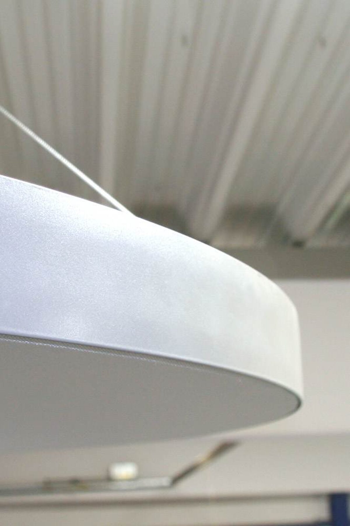 Rundes Deckensegel frei abgehängt im Raum