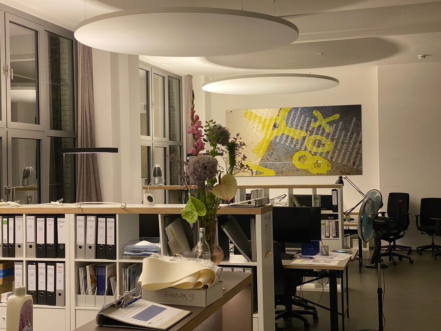 Umgesetztes Akustikkonzept mit Deckensegeln im Büro