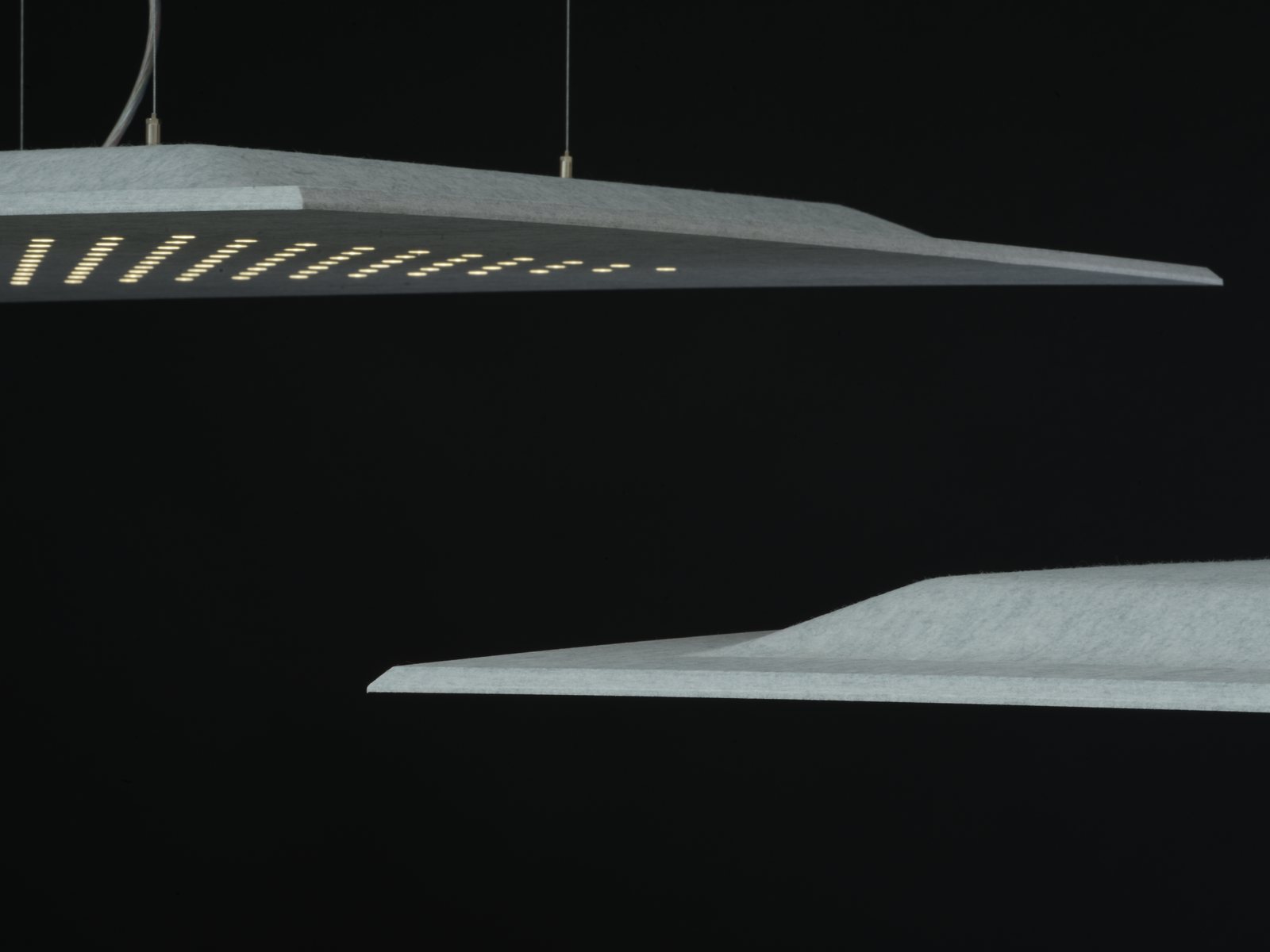 Rechteckiges Akustiksegel mit eingelassener LED-Lichtzeile