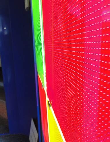 Montiertes PLEXIGLAS®-Akustikelement mit Wandabstand