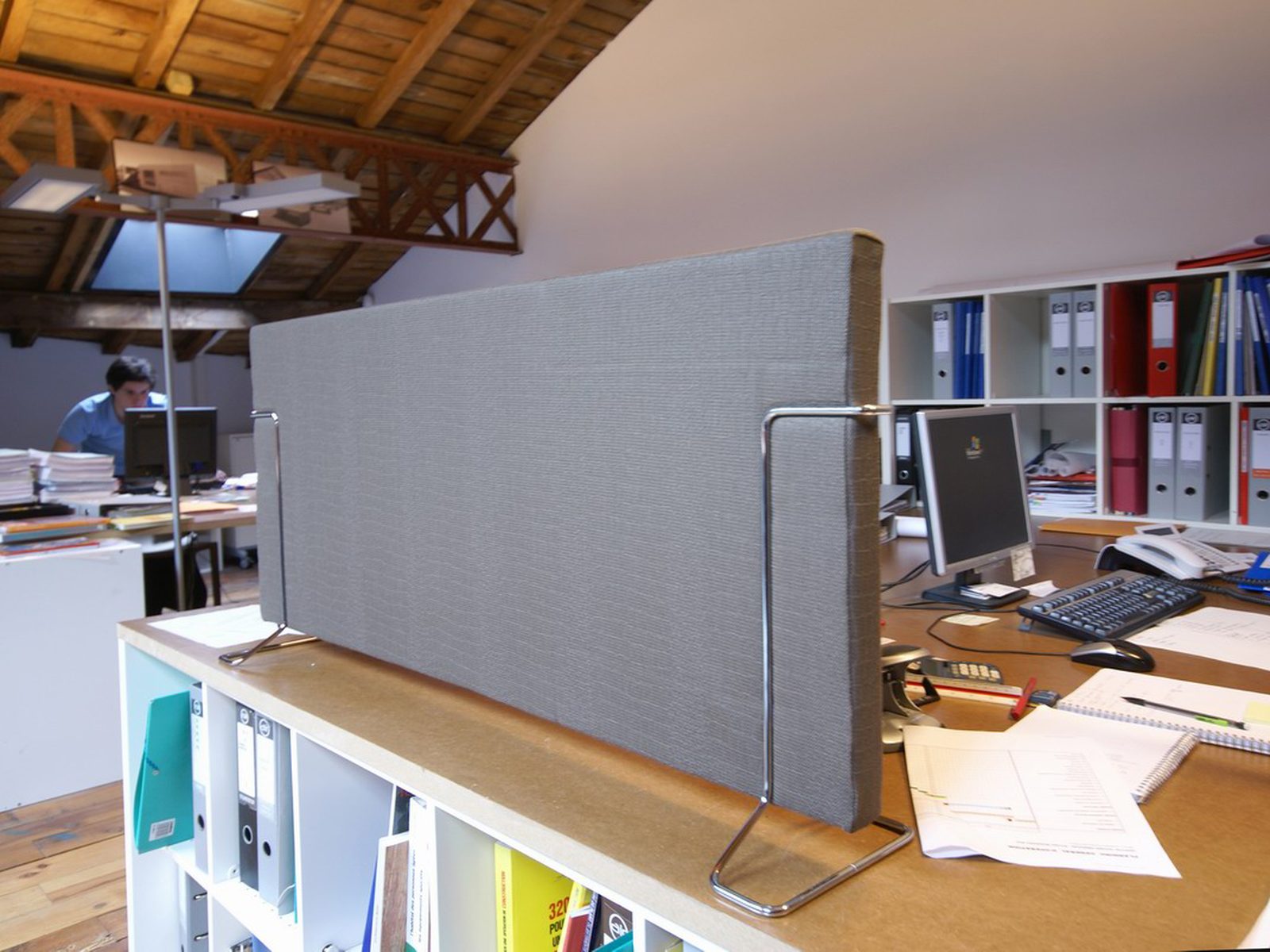 Grauer Schreibtischabsorber als Tischaufsatz in einem Büro