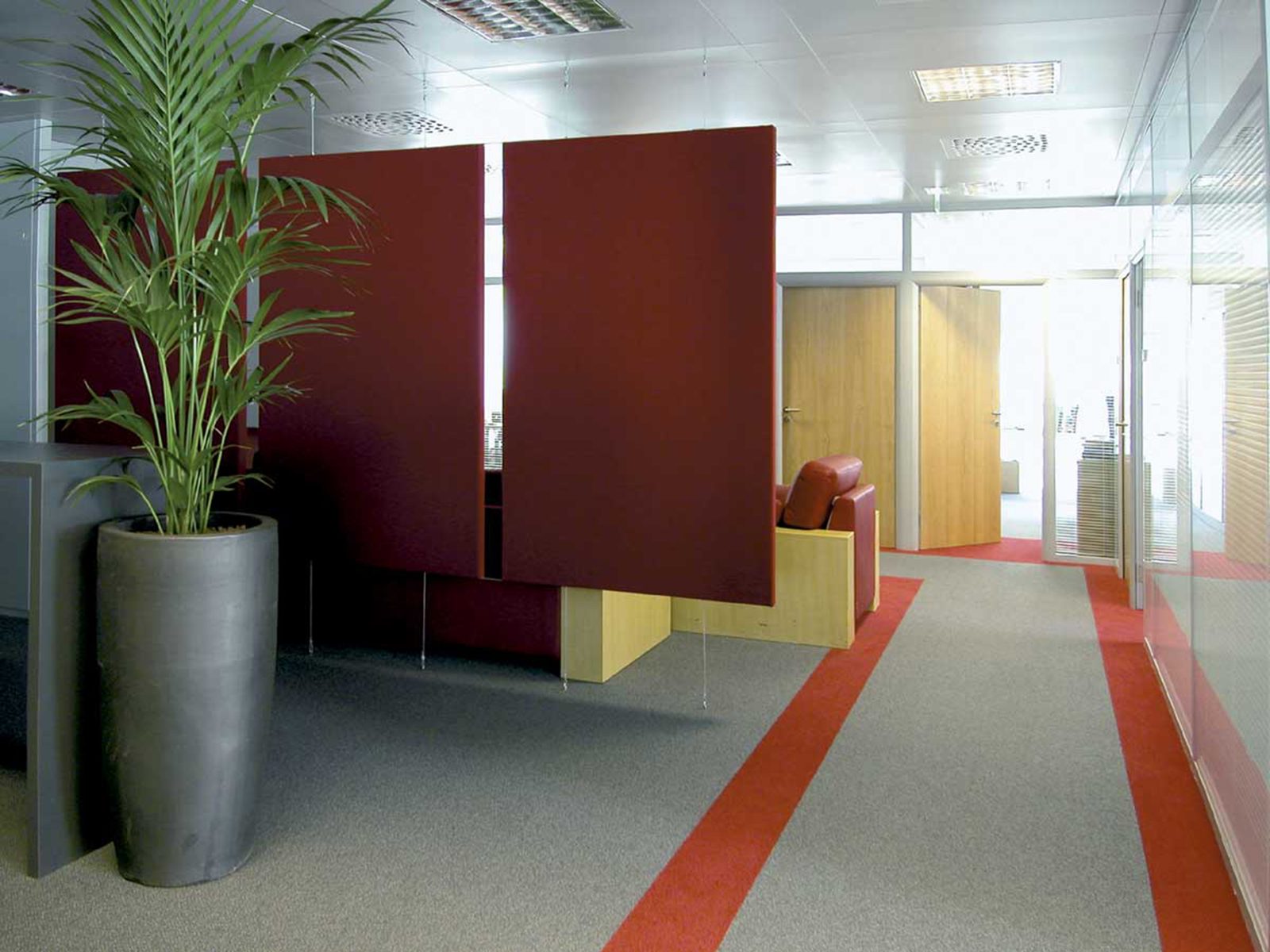 Stellwände trennen eine Lounge-Zone vom Durchgangsbereich