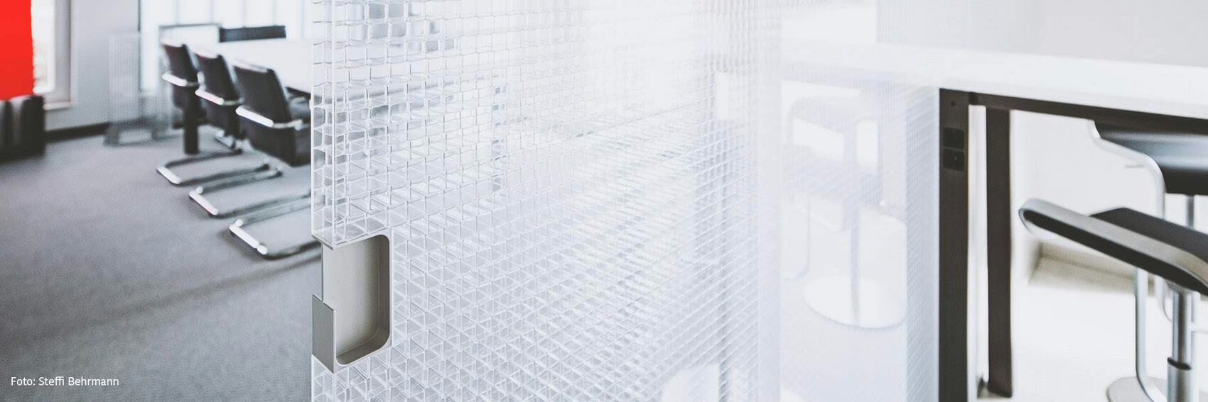 Transparente Stellwand mit Akustik-Waben im Büro