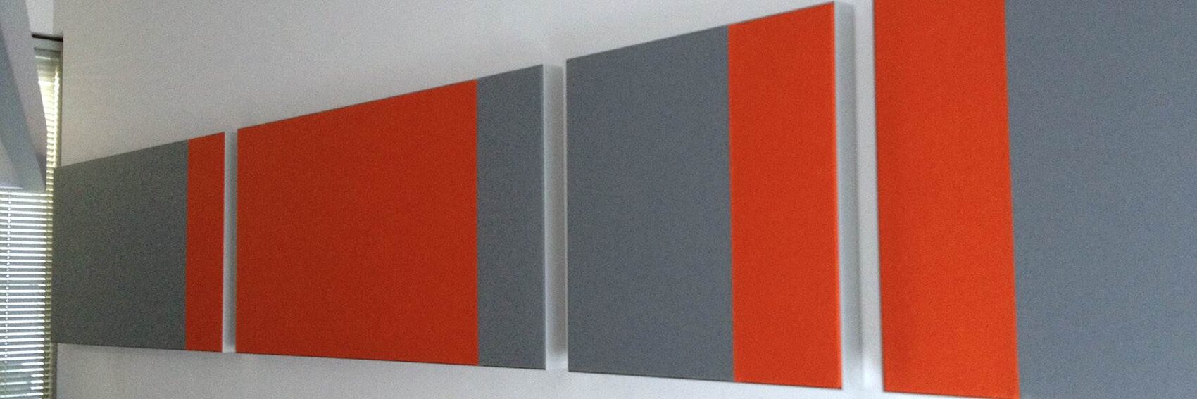Schallschutzmatte beziehungsweise Akustikplatte an einer Wand