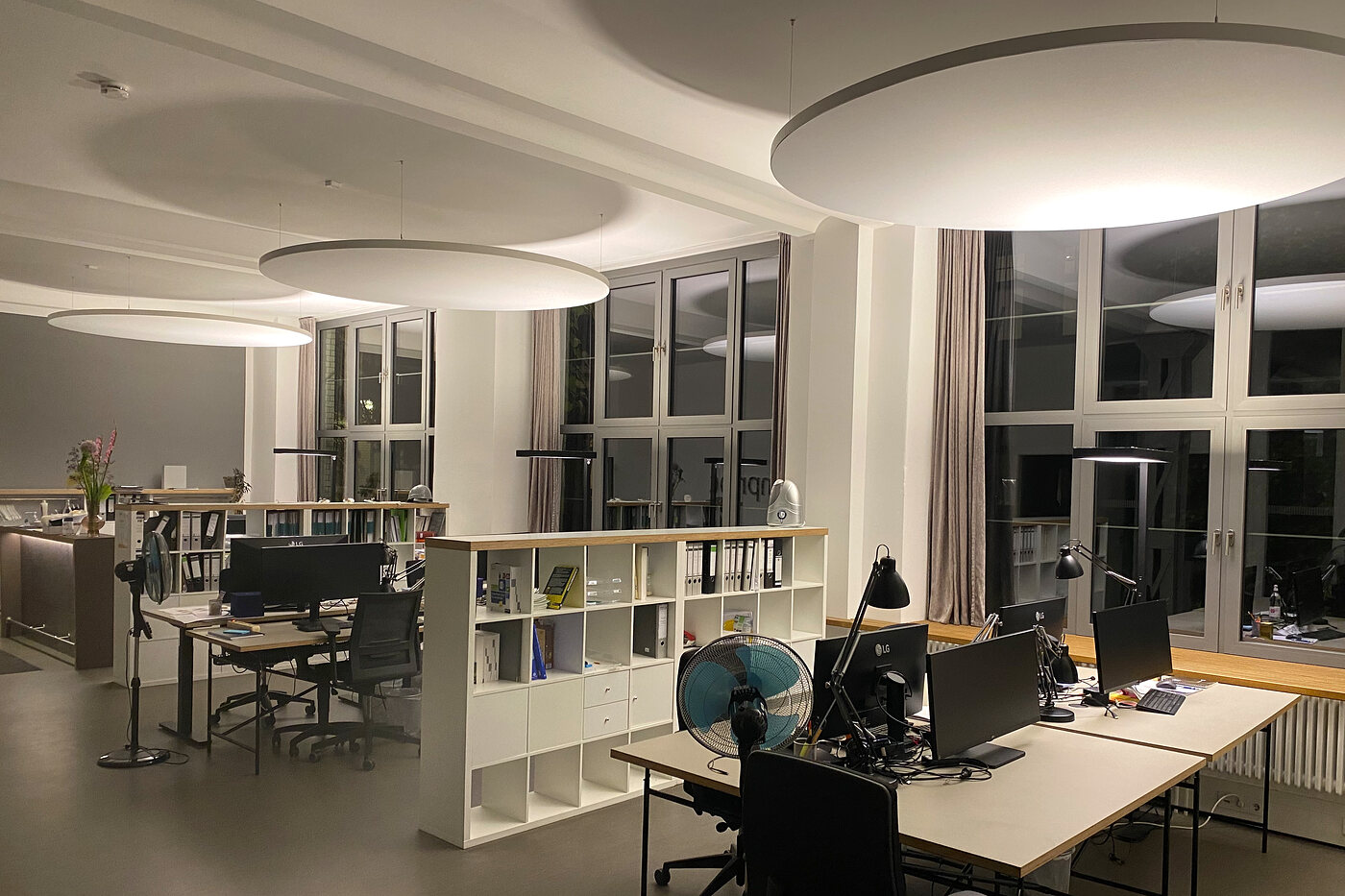 Großraumbüro mit runden Deckensegeln über den Arbeitsplätzen