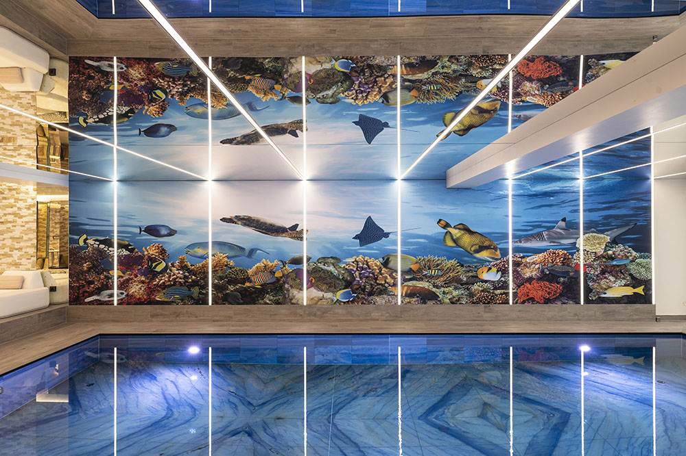 Akustikbilder im Hallenbad als Blickfang und zur Verbesserung der Raumakustik - Foto: Bernhard Müller