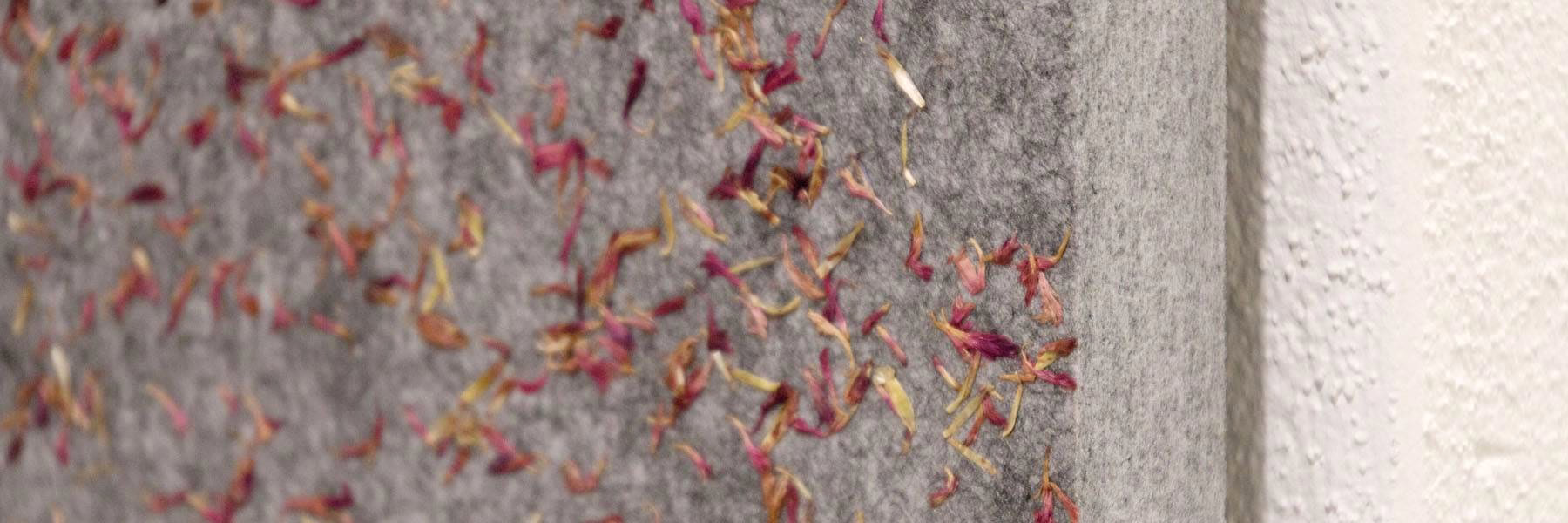 Natur kombiniert mit akustischen Absorbern