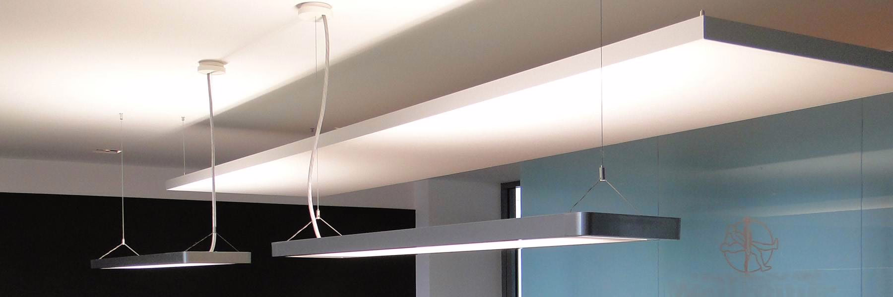 Akustische Deckensegel mit Licht