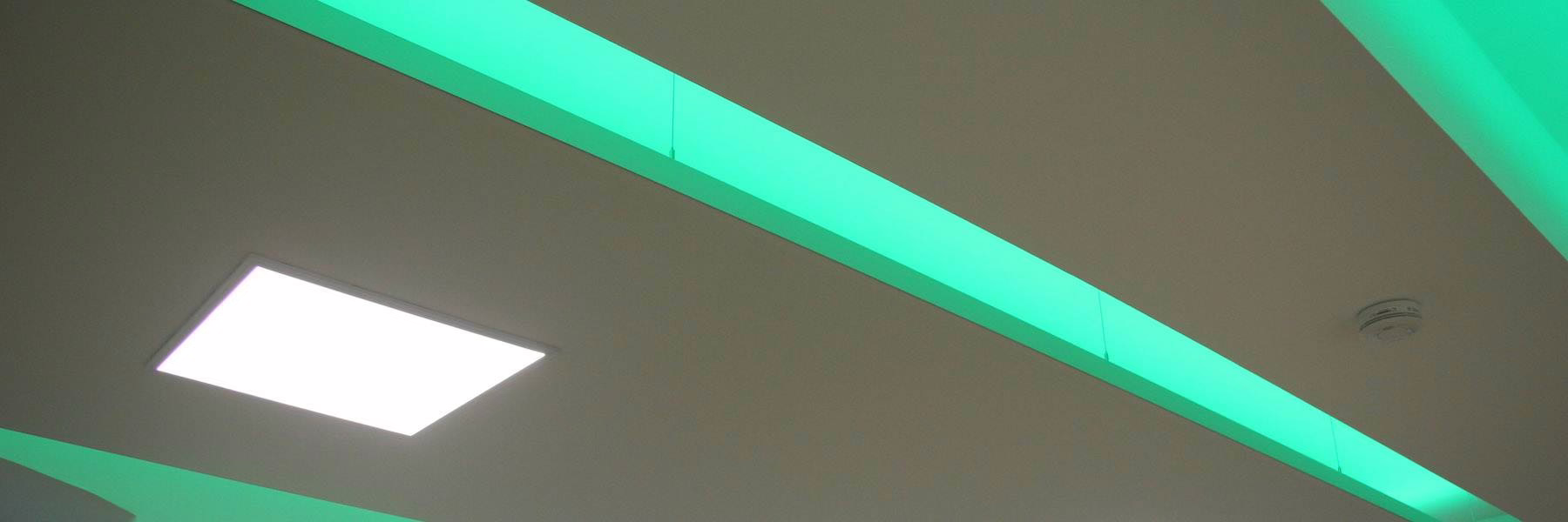 Akustische Deckensegel mit Licht