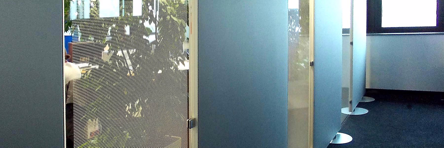 Akustik-Stellwand in blau und transparent