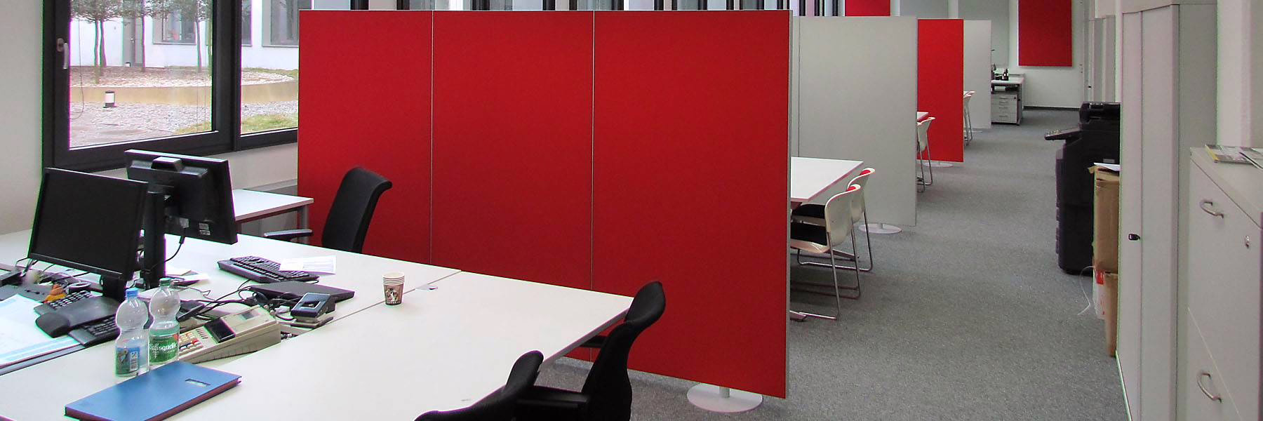 Akustik-Trennwände in rot